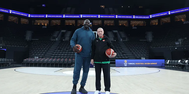 Cumhurbaşkanı Erdoğan, Shaquille O’Neal ile basketbol oynadı