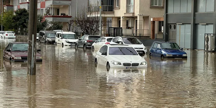 Aydın’da dereler taştı, sokaklar göle döndü