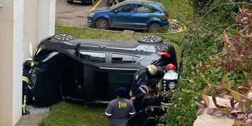Kocaeli’de istinat duvarından düşen otomobildeki anne ve kızı yaralandı