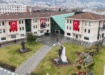 Osmangazi Belediyesi binalarını Türk Bayraklarıyla donattı