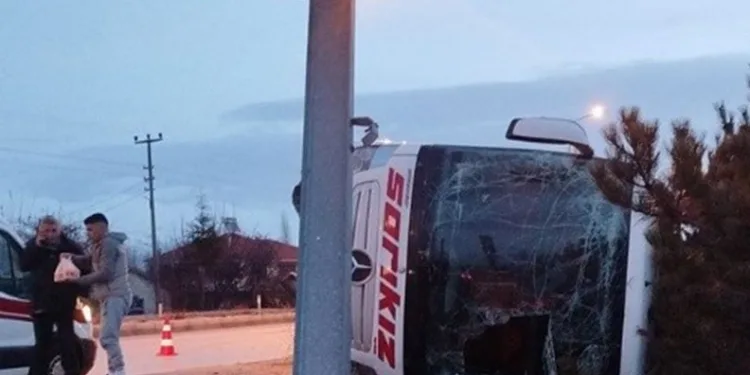 Burdur’da yolcu otobüsü devrildi: 12 yaralı