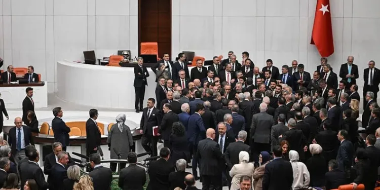 TBMM Genel Kurulu’nda maket tabut tartışması