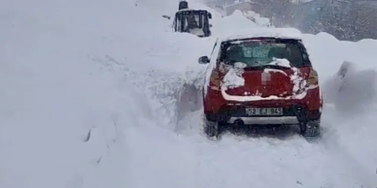 Çatak’ta çığ düştü: Sürücü son anda kurtuldu