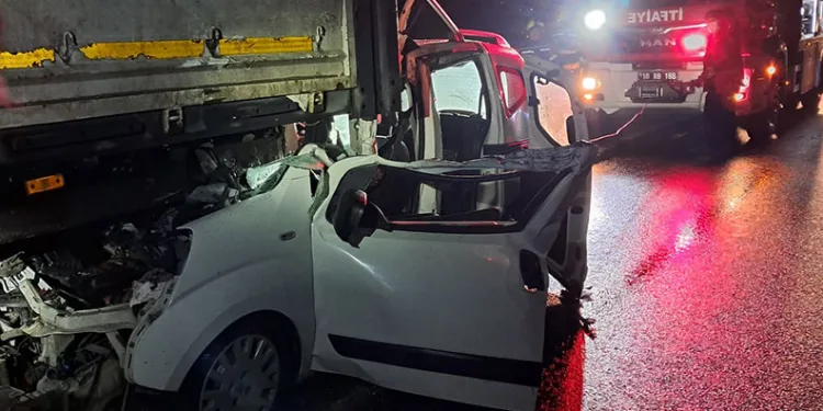 Balıkesir’de otomobil tıra arkadan çarptı; 1 yaralı
