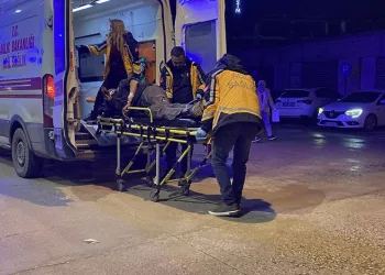 Bursa’da TIR’ın dorsesinden düşen işçi yaralandı