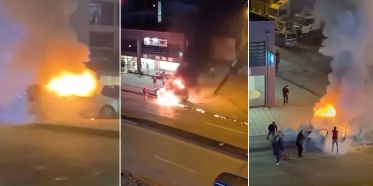 Bursa’da araç alev aldı, esnaf yangın tüpleriyle koştu