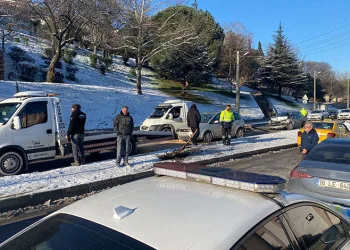 Bursa’da 3 aracın karıştığı kazada 4 kişi yaralandı
