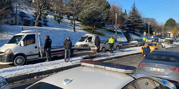 Bursa’da 3 aracın karıştığı kazada 4 kişi yaralandı