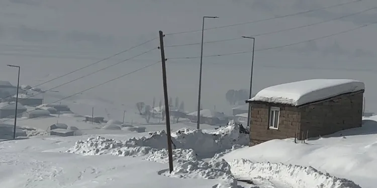 Hakkari’de 68 yerleşim yerinin yolu kapandı