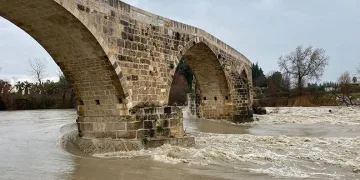 Antalya’da sağanak taşkına yol açtı