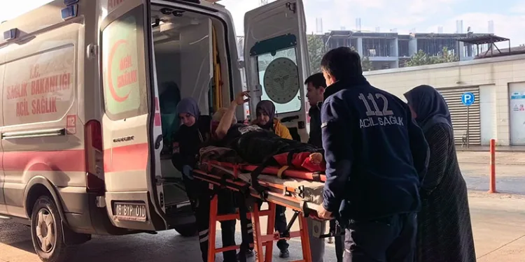 Bursa’da inşaat demirlerinin altında kalan işçi yaralandı