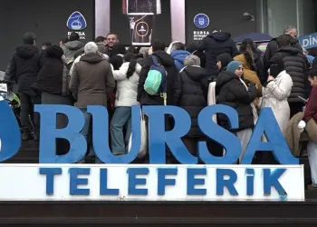 Bursa’da 500 metreyi aşan teleferik kuyruğu