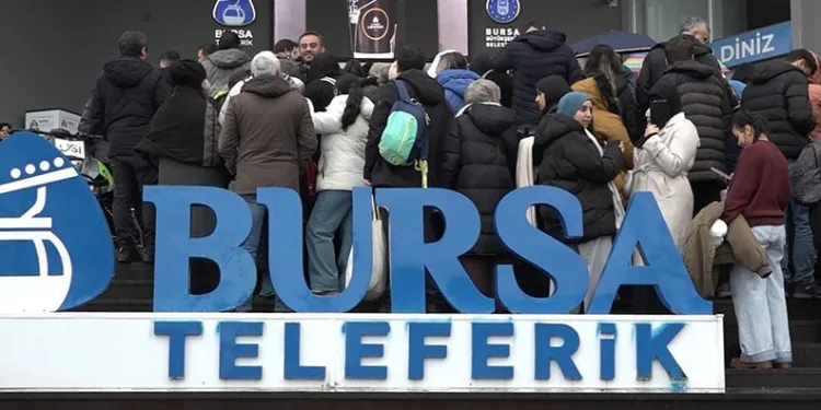Bursa’da 500 metreyi aşan teleferik kuyruğu