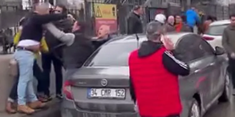 Kaza sonrası sürücüler birbirine girdi