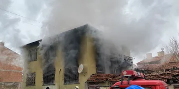 Çorum’da 2 katlı ev alev alev yandı