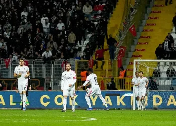 Beşiktaş taraftarından yönetime istifa çağrısı