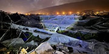 Antalya’da hortum seraları yıktı geçti