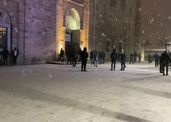 Bursa’da yılın ilk sabah namazı kar altında Ulucami’de kılındı