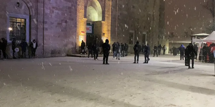 Bursa’da yılın ilk sabah namazı kar altında Ulucami’de kılındı
