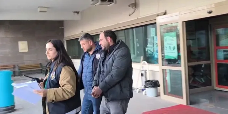 BURSA’DA DİREKSİYON HAKİMİYETİNİ KAYBEDEN TIR KANALA UÇTU