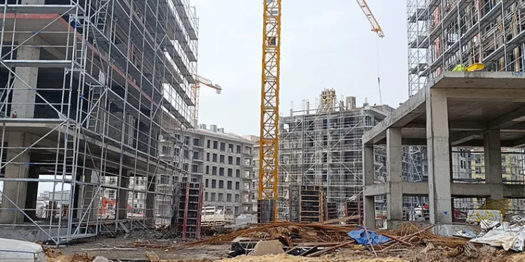 Aydın’da vinç akaryakıt istasyonuna daldı