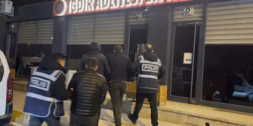 Batman’da grup köy yolunda heyelan: 2 minibüs mahsur kaldı