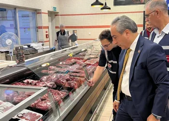 Yolcu minibüsü ile hafif ticari aracın karıştığı kaza anı kameraya yansıdı