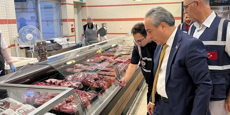 Yolcu minibüsü ile hafif ticari aracın karıştığı kaza anı kameraya yansıdı