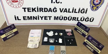 Kömür yüklü tırın dorsesinden binlerce kaçak ürün çıktı