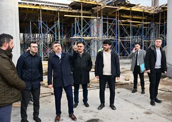 KARAMAN’DA 2 ÇOCUK ANNESİ KADIN BALKONDAN DÜŞEREK AĞIR YARALANDI