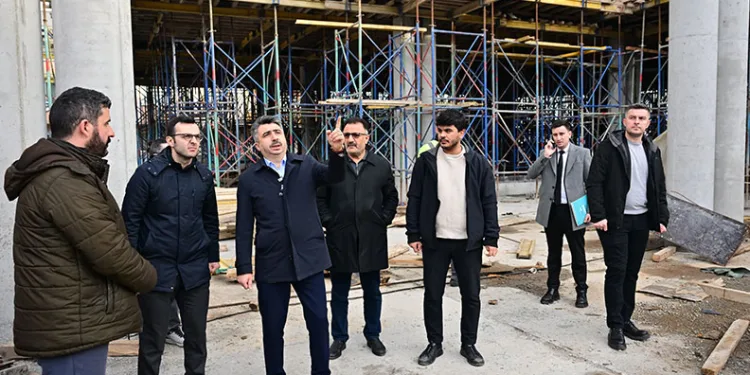 KARAMAN’DA 2 ÇOCUK ANNESİ KADIN BALKONDAN DÜŞEREK AĞIR YARALANDI