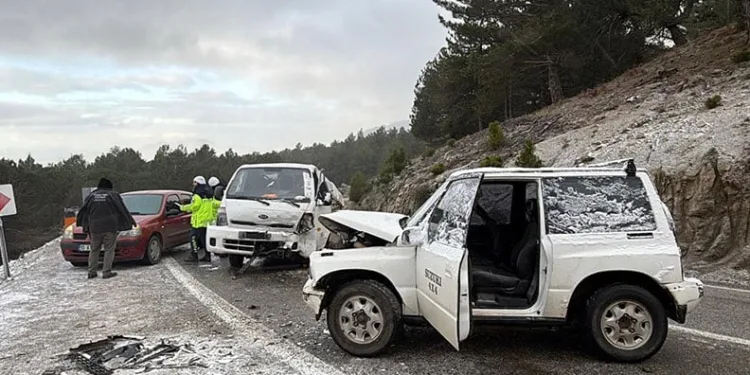Buzlanma nedeniyle arazi aracıyla kamyonet çarpıştı