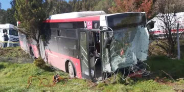 İzmir’de belediye otobüsü ile panelvan çarpıştı: 1 ölü, 8 yaralı