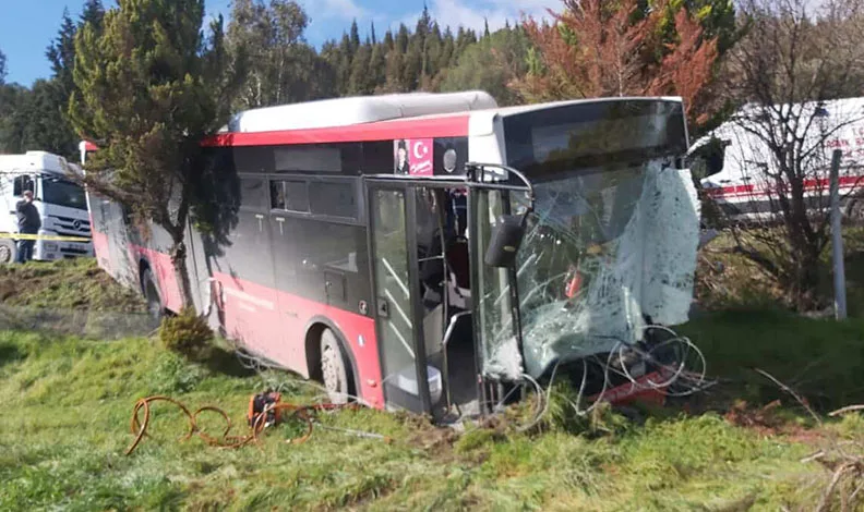 İzmir’de belediye otobüsü ile panelvan çarpıştı: 1 ölü, 8 yaralı
