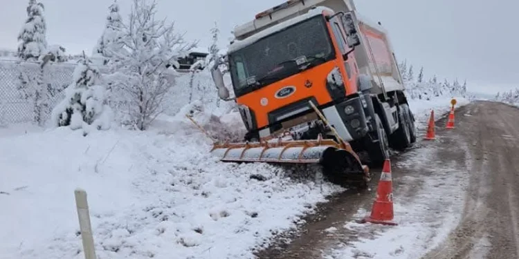 Eskişehir’de kar küreme aracı yoldan çıktı