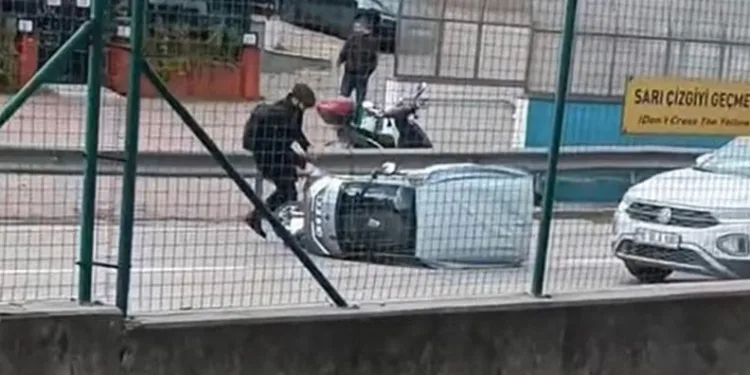 Rüzgarın etkisiyle devrilen otomobile çevredeki vatandaşlar koştu