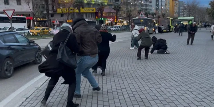 Bursa’da fırtınada uçmamak için yerlere yattılar