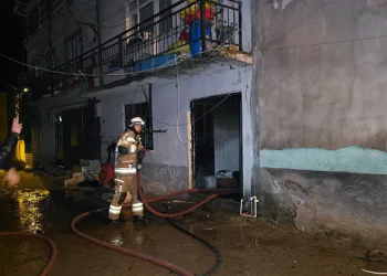 Bursa’da 2 katlı evde çıkan yangın korkuttu