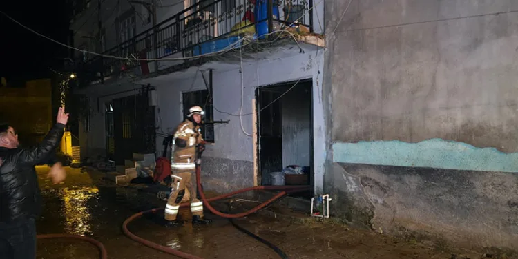 Bursa’da 2 katlı evde çıkan yangın korkuttu
