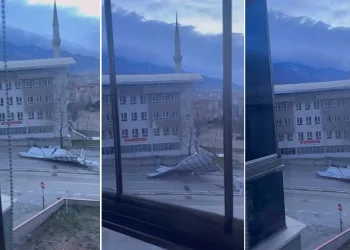 Bursa’da caminin çatısı uçtu, yol kapandı