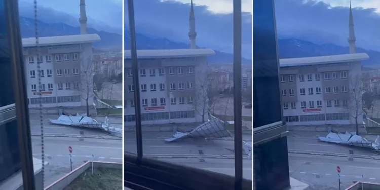Bursa’da caminin çatısı uçtu, yol kapandı
