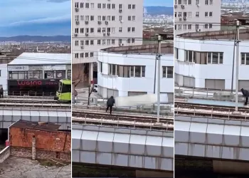 Bursa’da rüzgarın kopardığı tabela metro hattına düştü