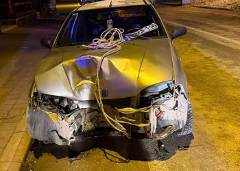 Bursa’da direksiyon hakimiyetini kaybeden sürücü direğe çarptı
