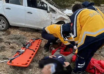 Eşini bıçaklayıp kaçan şüpheli trafik kazasında öldü