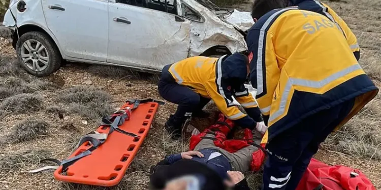 Eşini bıçaklayıp kaçan şüpheli trafik kazasında öldü