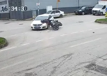 Motosiklet yayaya çarptı: 2 yaralı