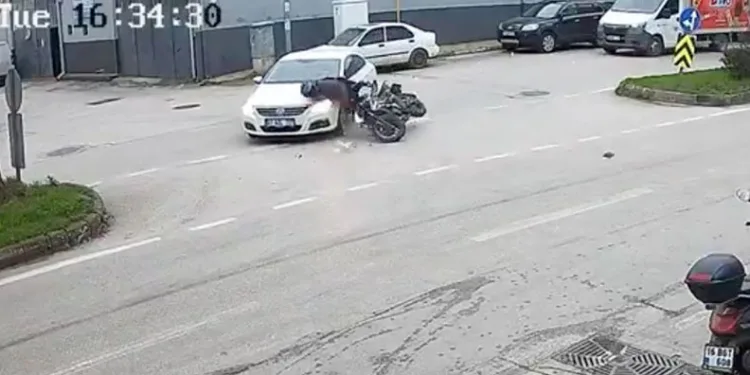 Motosiklet yayaya çarptı: 2 yaralı