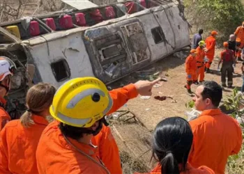Brezilya’da yolcu otobüsü devrildi
