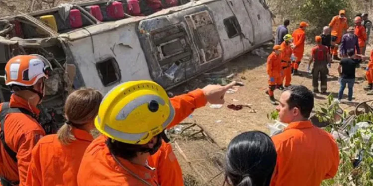 Brezilya’da yolcu otobüsü devrildi