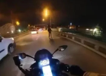 Bursa’da seyir halindeki kamyonet alev alev yandı
